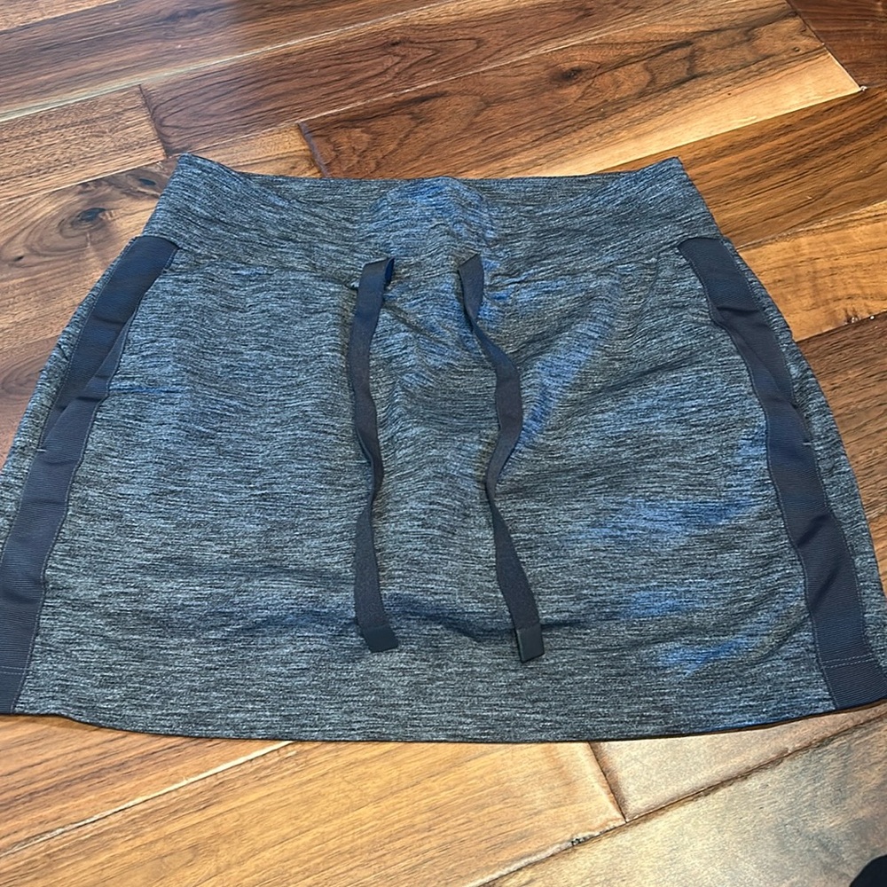 Athleta Modern Metro Skort Size Small Gray Spacedye Pockets Drawstring Waist